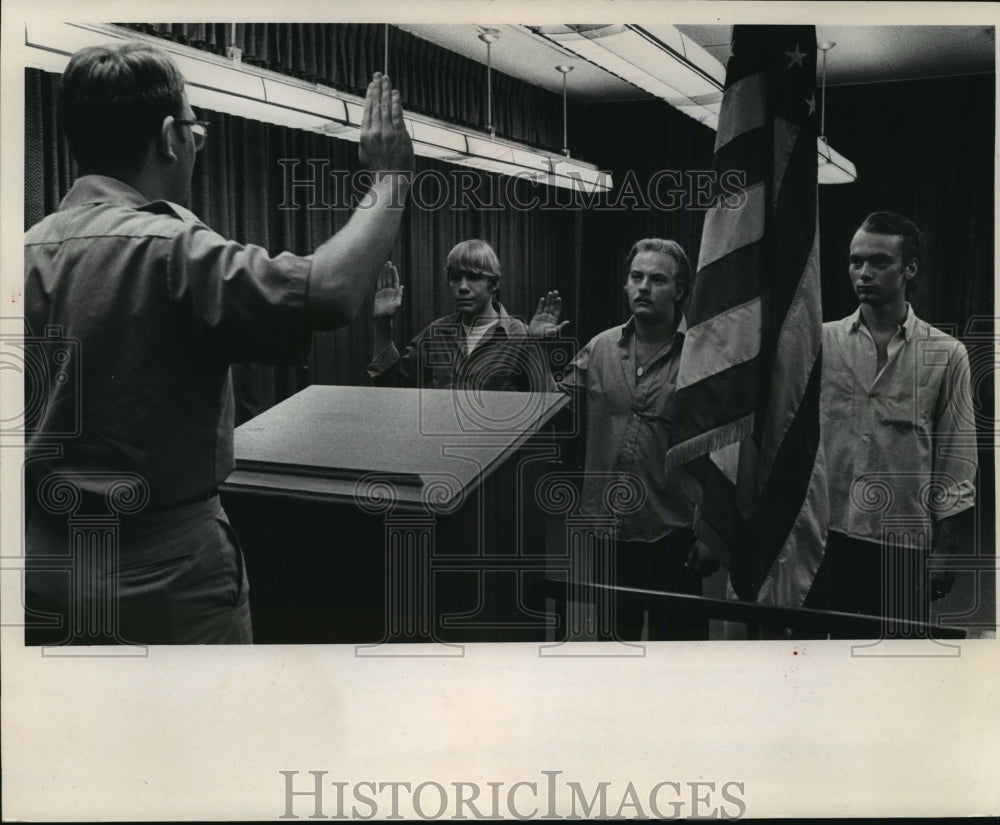 1971 Press Photo Captain Craig E. Deakin administers enlistment oath after test