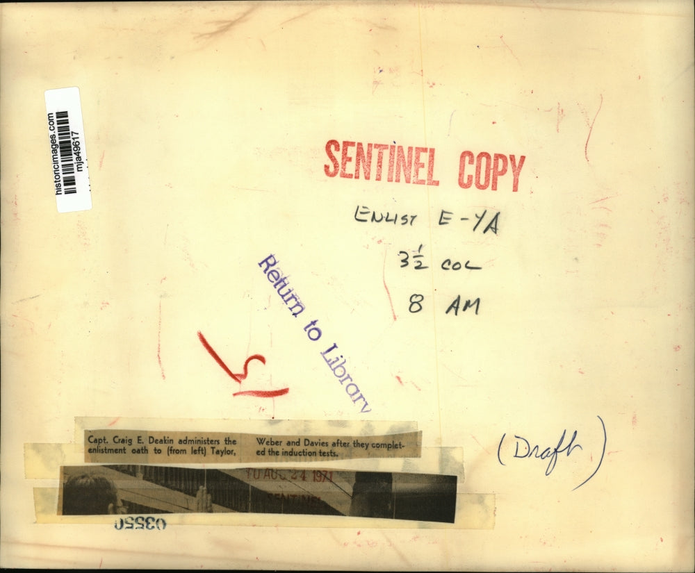 1971 Press Photo Captain Craig E. Deakin administers enlistment oath after test