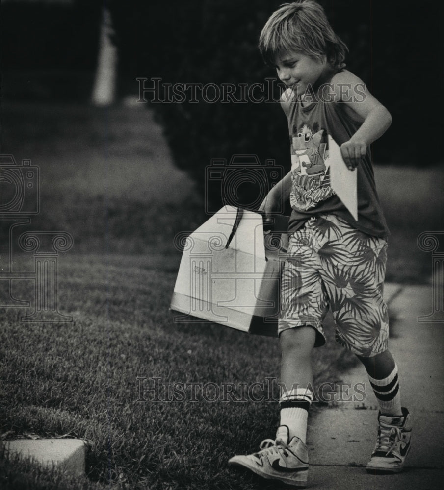 1988 Press Photo Jimmy Approaches A House To Make A Sale - mja49854