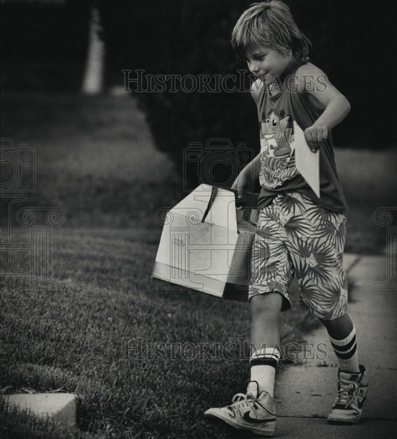 Load image into Gallery viewer, 1988 Press Photo Jimmy Approaches A House To Make A Sale - mja49854

