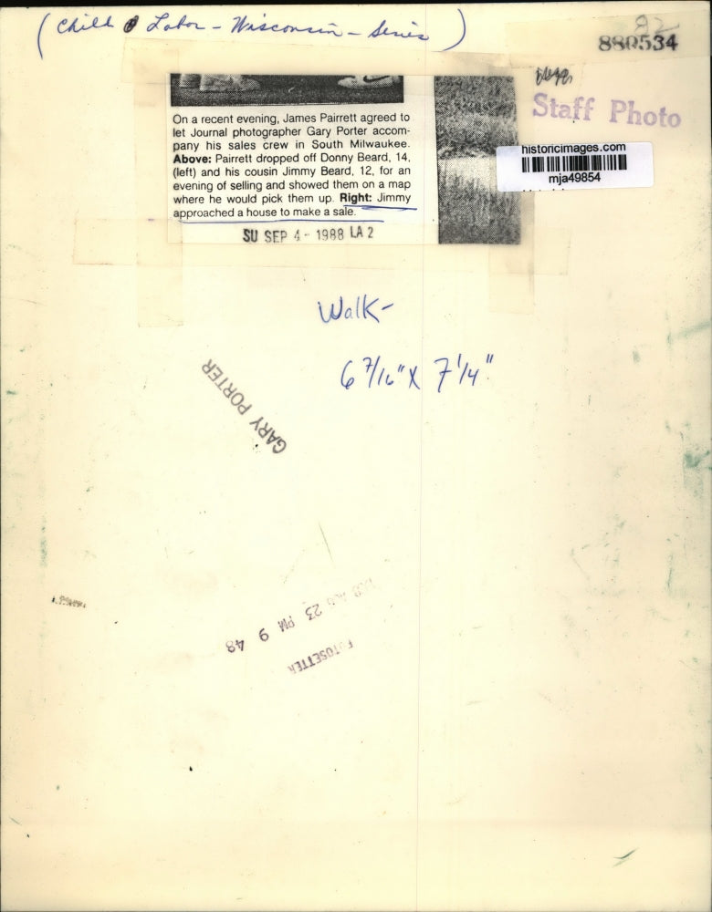 1988 Press Photo Jimmy Approaches A House To Make A Sale - mja49854