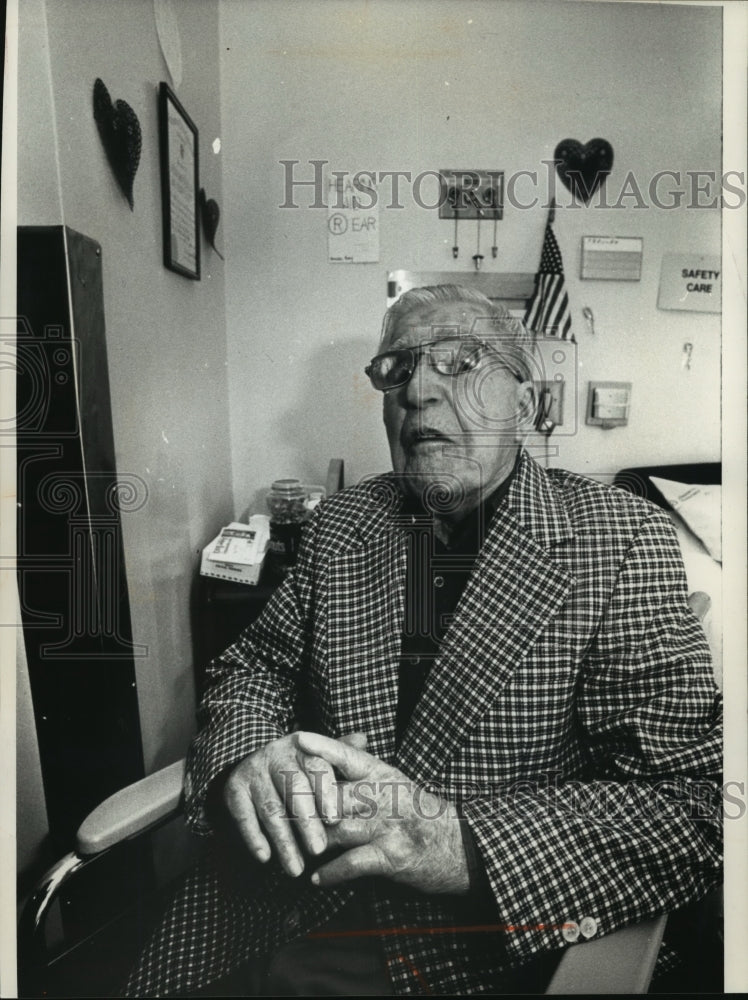 1992 Press Photo Rudolph Freuler reminisces at Veterans Affairs Medical Center