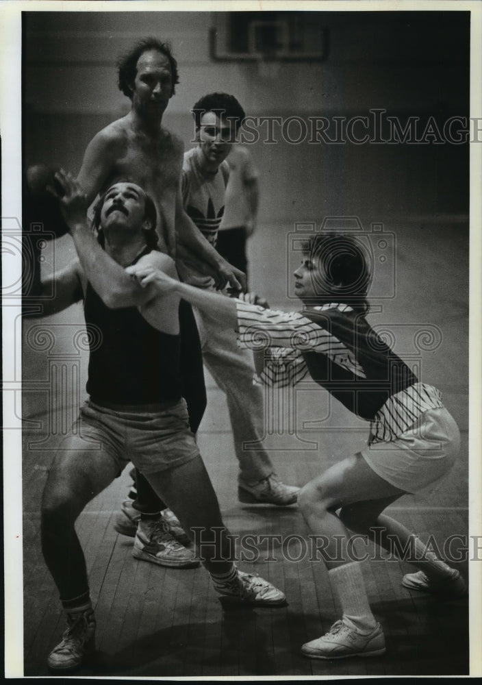 1990 Press Photo Alderman Karen Borchardt fouled Terry Moss during basketball- Historic Images