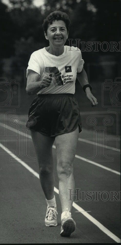 1986 Press Photo Top Ranking Athlete in Masters Walking Ruth Leff on Track- Historic Images