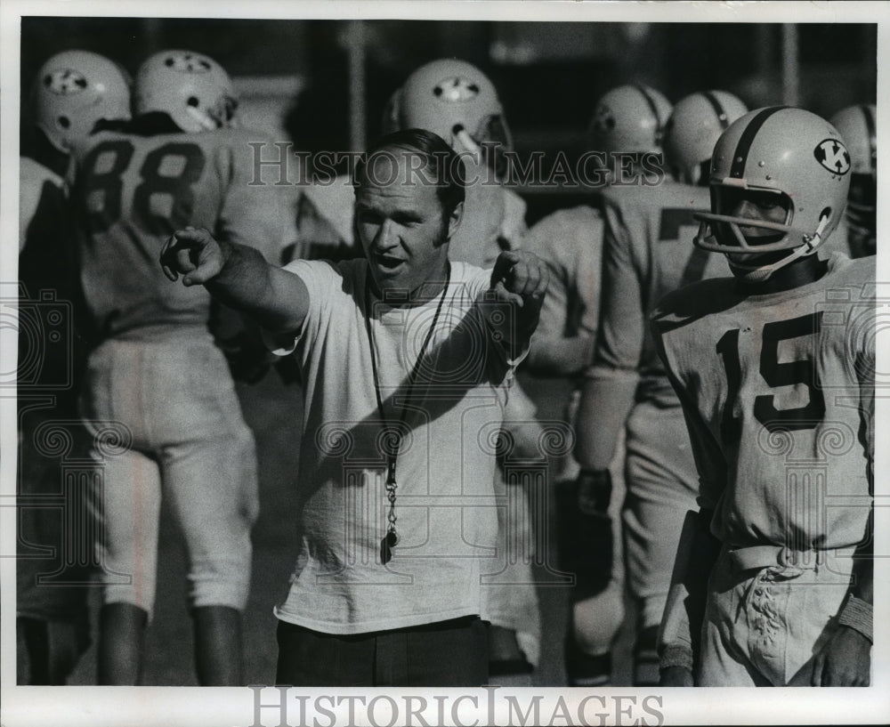 1971 Press Photo Coach Jerry Zunk at Rufus King High School Football Practice- Historic Images