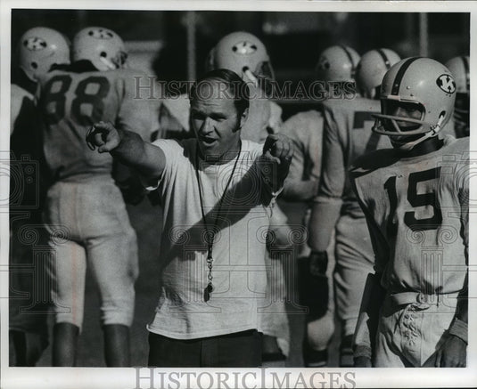 1971 Press Photo Coach Jerry Zunk at Rufus King High School Football Practice- Historic Images