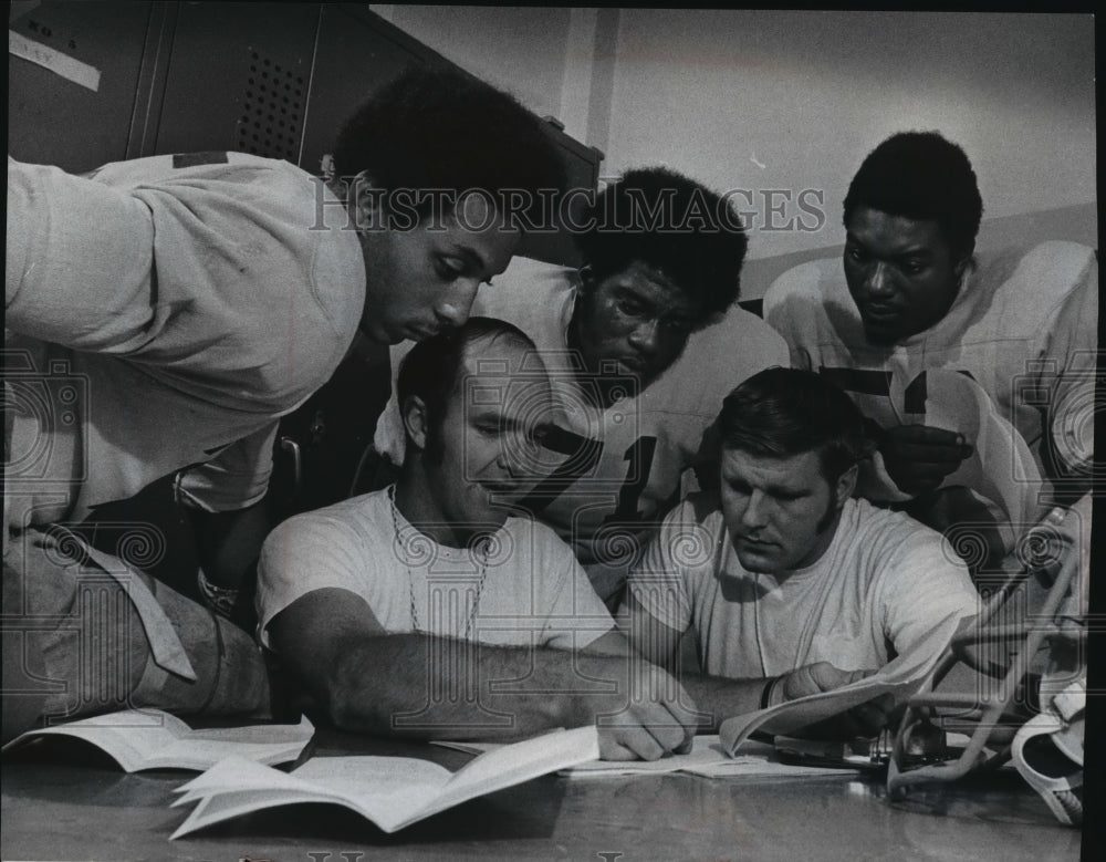 1971 Press Photo Rufus King coaches Jerry Zunk, Harry Hansen and Linemen at work- Historic Images
