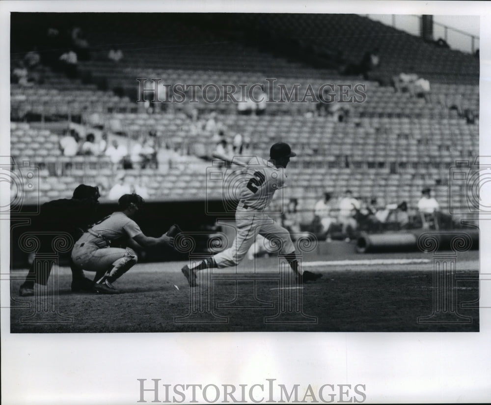 1965 Press Photo Baseball's Frank Bolling delivering winning hit in 12th inning