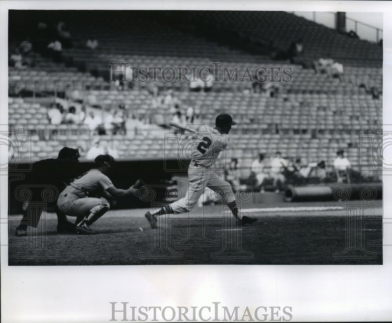 Load image into Gallery viewer, 1965 Press Photo Baseball's Frank Bolling delivering winning hit in 12th inning
