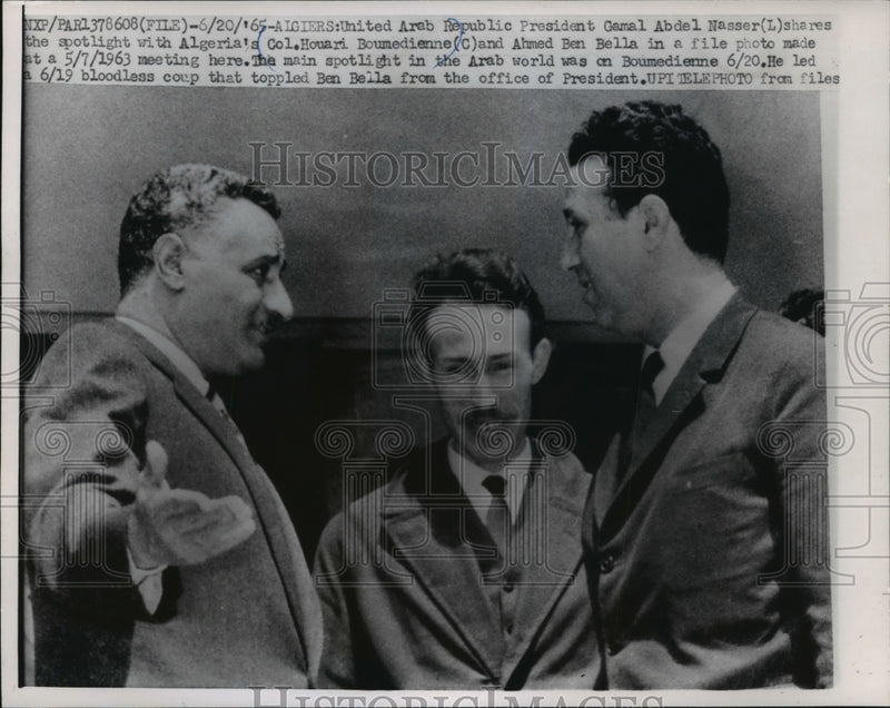 Load image into Gallery viewer, 1963 Press Photo Col. Houari Boumedienne &amp; others at a meeting in Algeria
