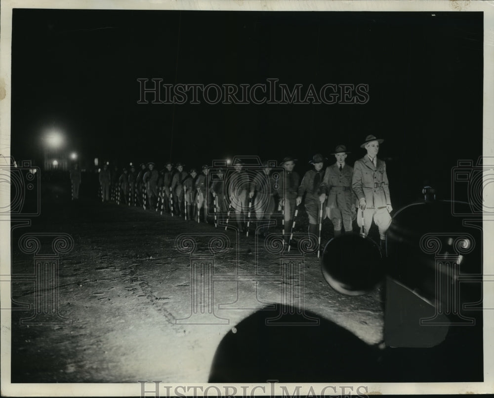 1938 Press Photo Howard Gatley invented "Saftistix" for scouts' night marching