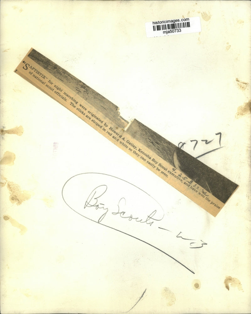 Load image into Gallery viewer, 1938 Press Photo Howard Gatley invented "Saftistix" for scouts' night marching
