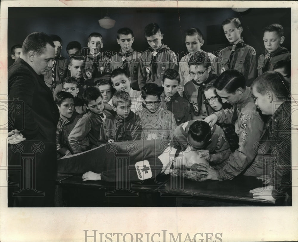 1952 Press Photo Wisconsin Boy Scouts attended Red Cross demonstration- Historic Images