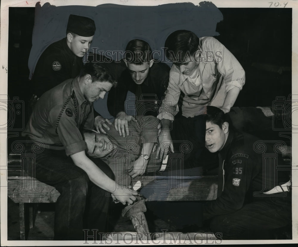 1953 Press Photo Wisconsin Boy Scouts observe first aid demonstrations