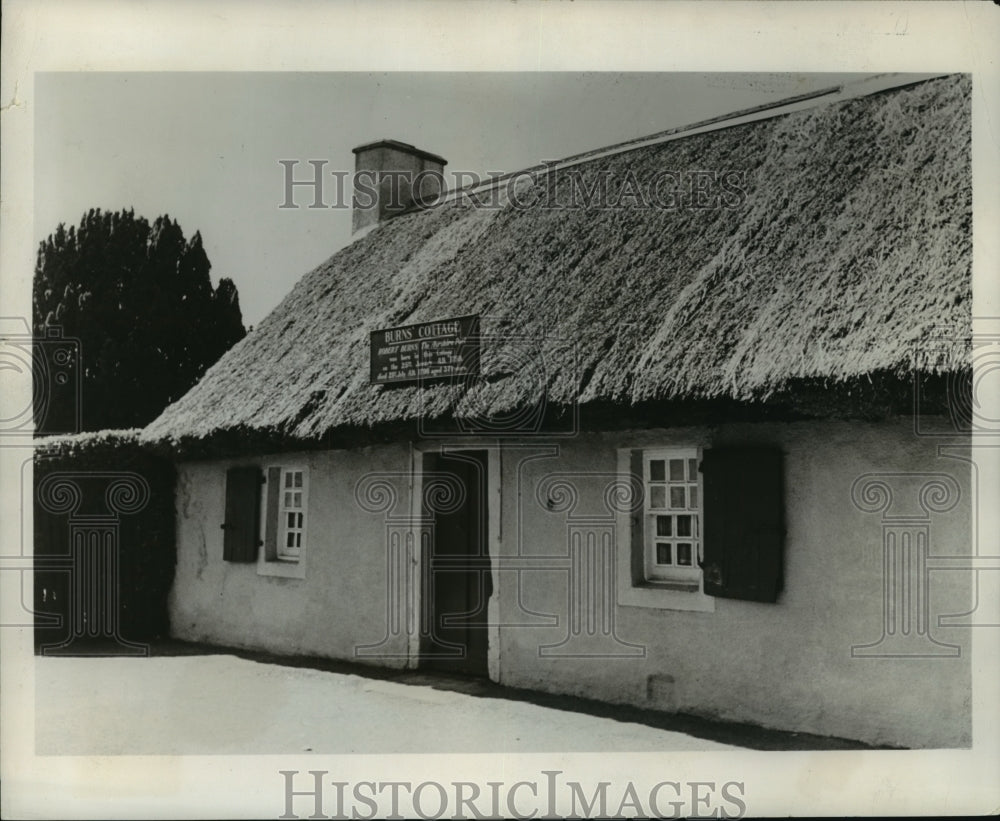 1955 Press Photo Thatched cottage in Alloway where Robert Burns was born