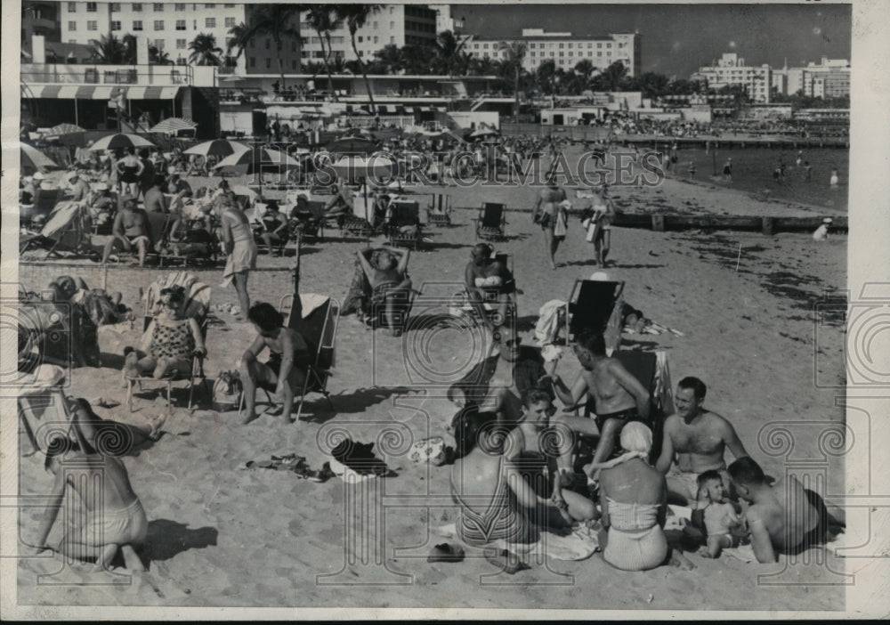 1957 Press Photo January crowd on a public beach in Miami Beach, Florida