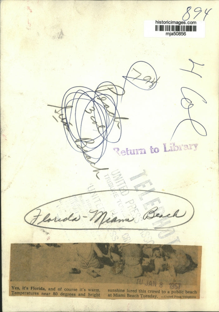 1957 Press Photo January crowd on a public beach in Miami Beach, Florida