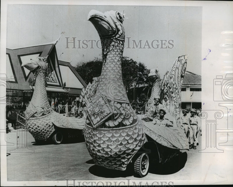 Load image into Gallery viewer, 1956 Press Photo Bird vehicles called "Hangsa" parade in Cambodia's capital
