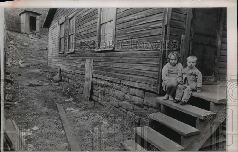 Load image into Gallery viewer, 1964 Press Photo Kentucky children on of unpainted frame home lacking heat
