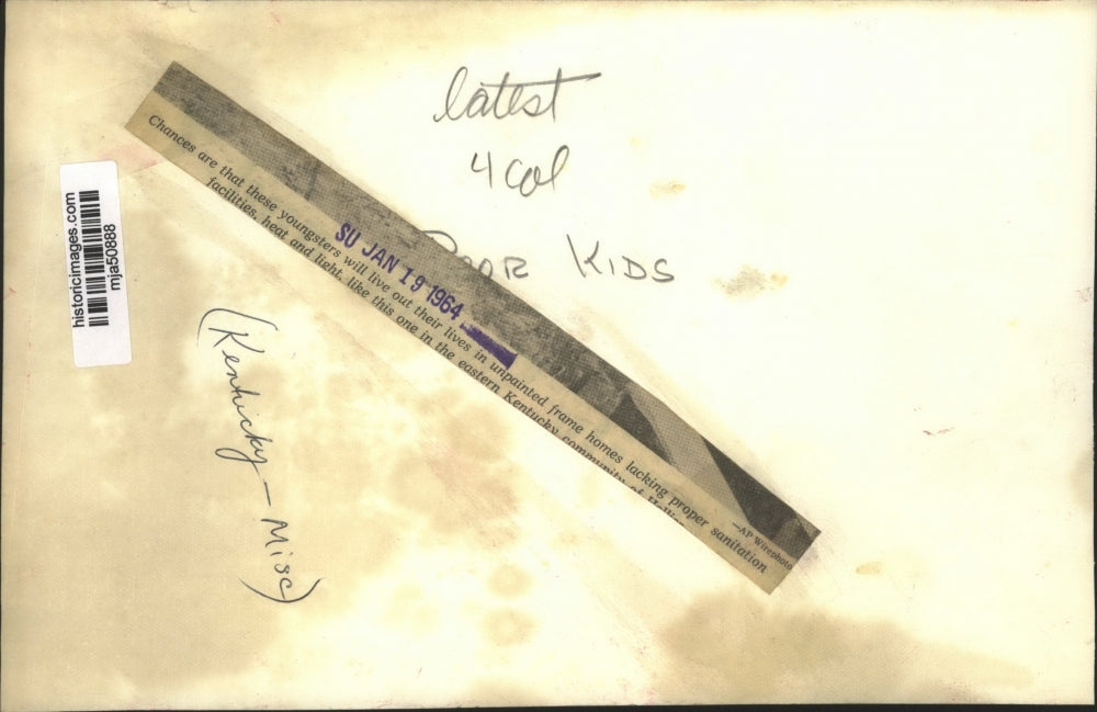 1964 Press Photo Kentucky children on of unpainted frame home lacking heat