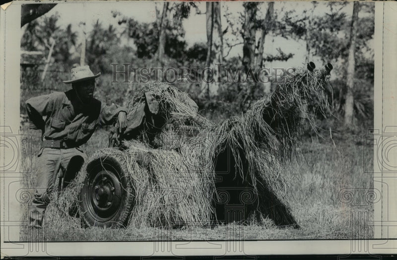 Load image into Gallery viewer, 1968 Press Photo Cambodian soldier guards anti-aircraft gun near Vietnam border
