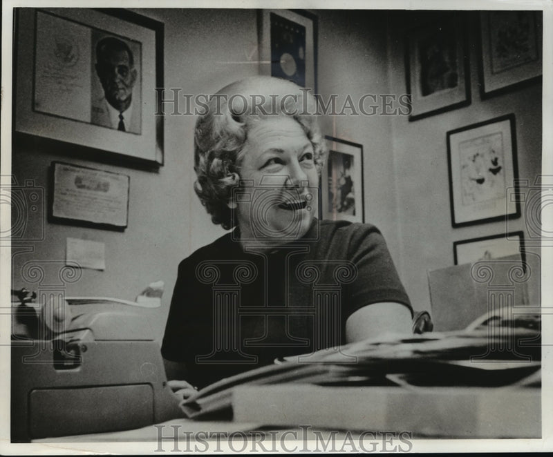 Load image into Gallery viewer, 1976 Press Photo Author and ex-press secretary Liz Carpenter - mja50921
