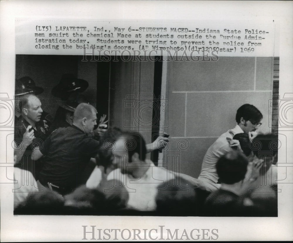 1969 Press Photo Indiana State Policemen use Mace on Purdue students - mja50944