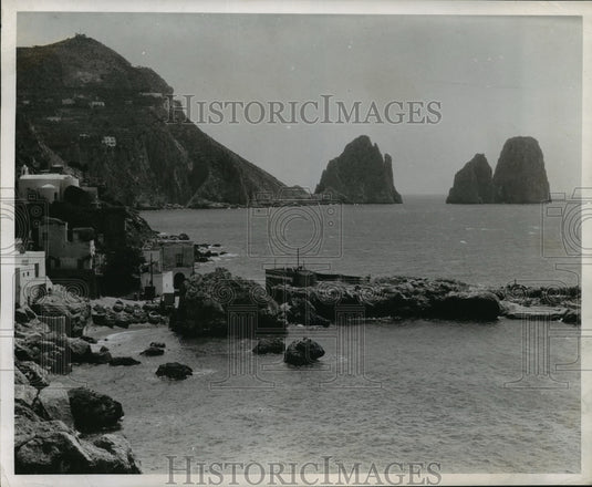 1944 Press Photo Scene from the coast of the Isle of Capri- Historic Images