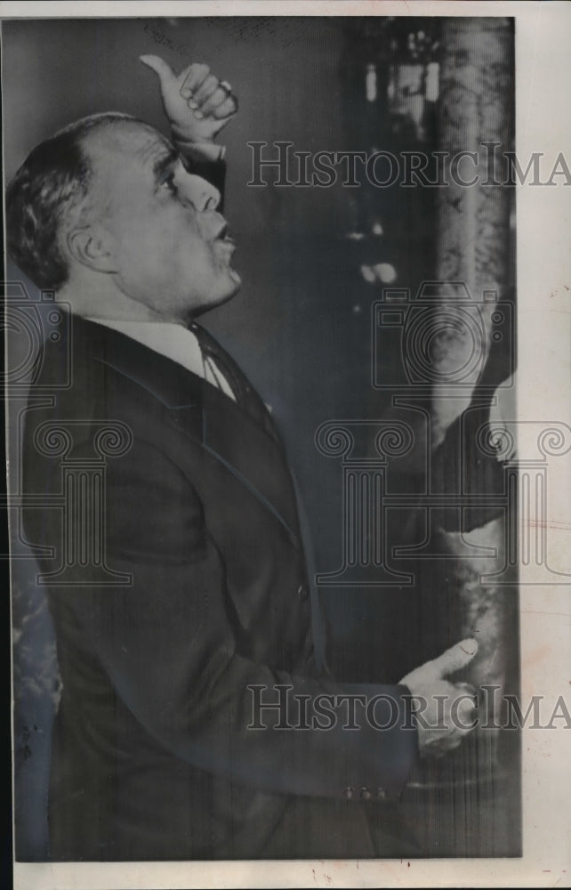 1958 Press Photo Tunis, Tunisian President Habib Bourguiba talks with newsmen.