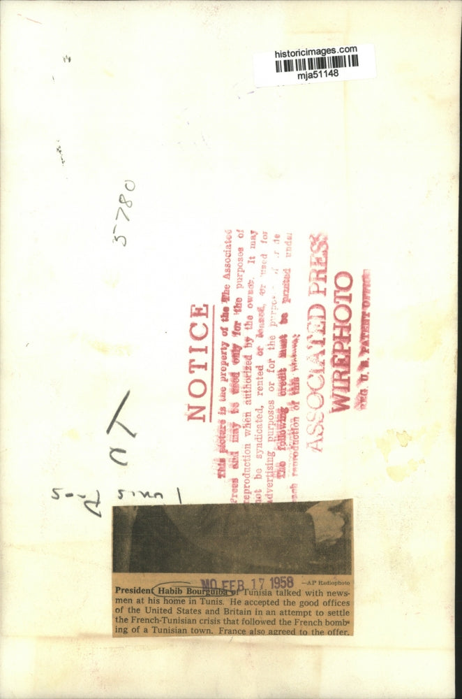 1958 Press Photo Tunis, Tunisian President Habib Bourguiba talks with newsmen.