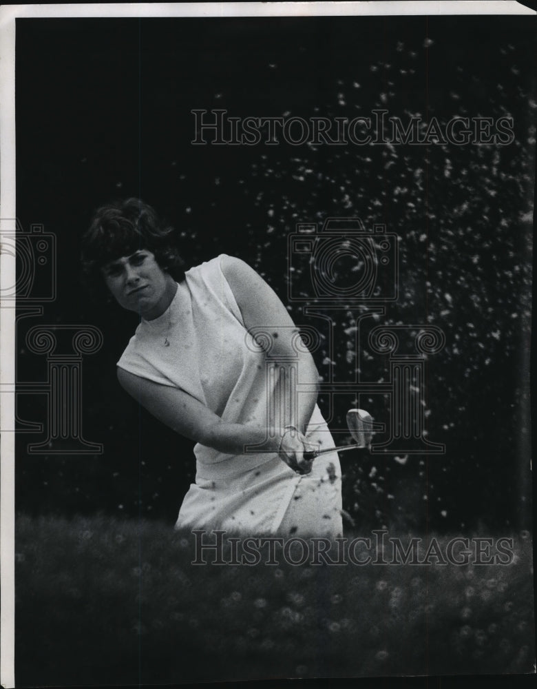 Load image into Gallery viewer, 1971 Press Photo Vicki Zimmermann blasts out of the trap on her way to a win
