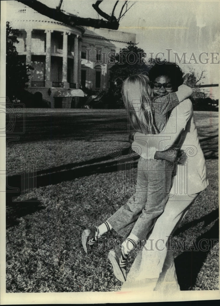 1977 Press Photo Amy Carter with nurse, Mary Fitzpatrick on White House Lawn