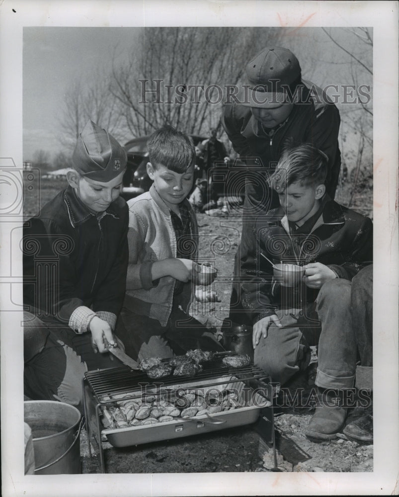 1956 Press Photo Scouts of Troop 132 Trinity Lutheran, Green Bay, cook burgers- Historic Images