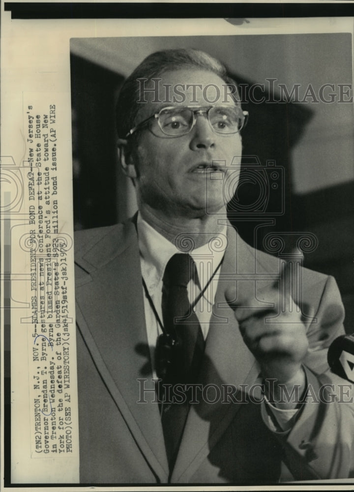1975 Press Photo New Jersey Governor, Brendan T. Byrne speaks of bond defeat