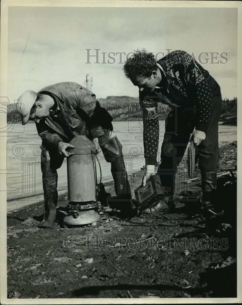 1952 Press Photo Men from Imperial Oil set up Mackenzie River "gravity puller"