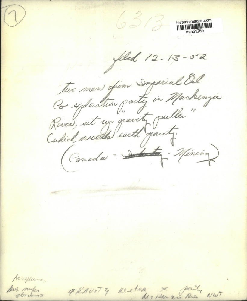 1952 Press Photo Men from Imperial Oil set up Mackenzie River "gravity puller"