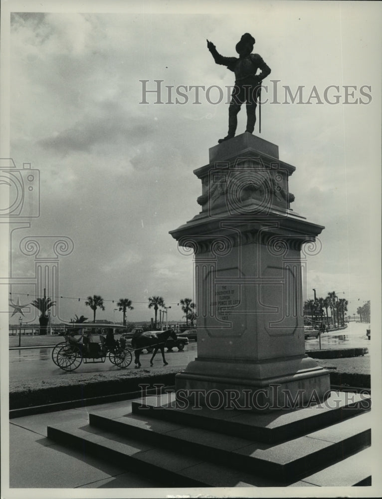 Load image into Gallery viewer, 1964 Press Photo Statue of Ponce de Leon in St. Augustine, Florida - mja51273
