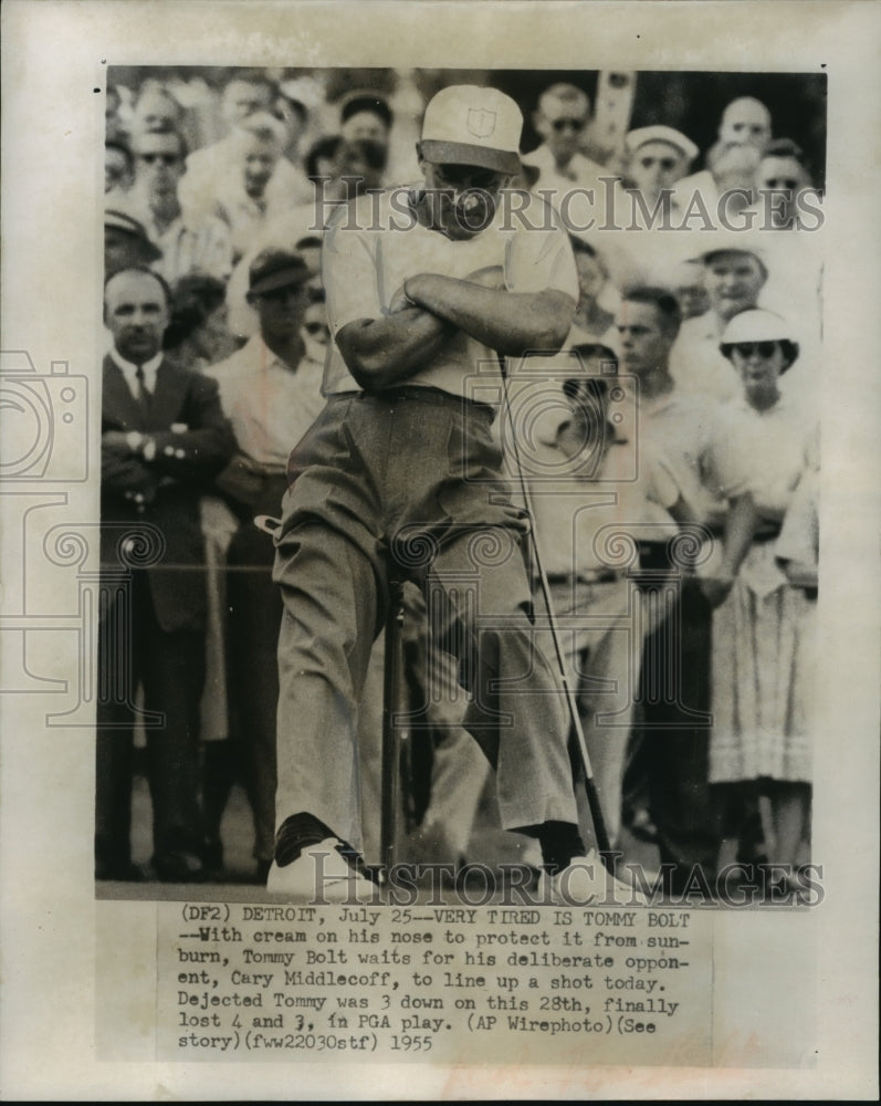1955 Press Photo Tommy Bolt waits to line up a shot in Detroit - mja51410