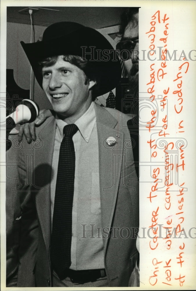 1980 Press Photo Chip Carter tried on a cowboy hat in Cudahy- Historic Images