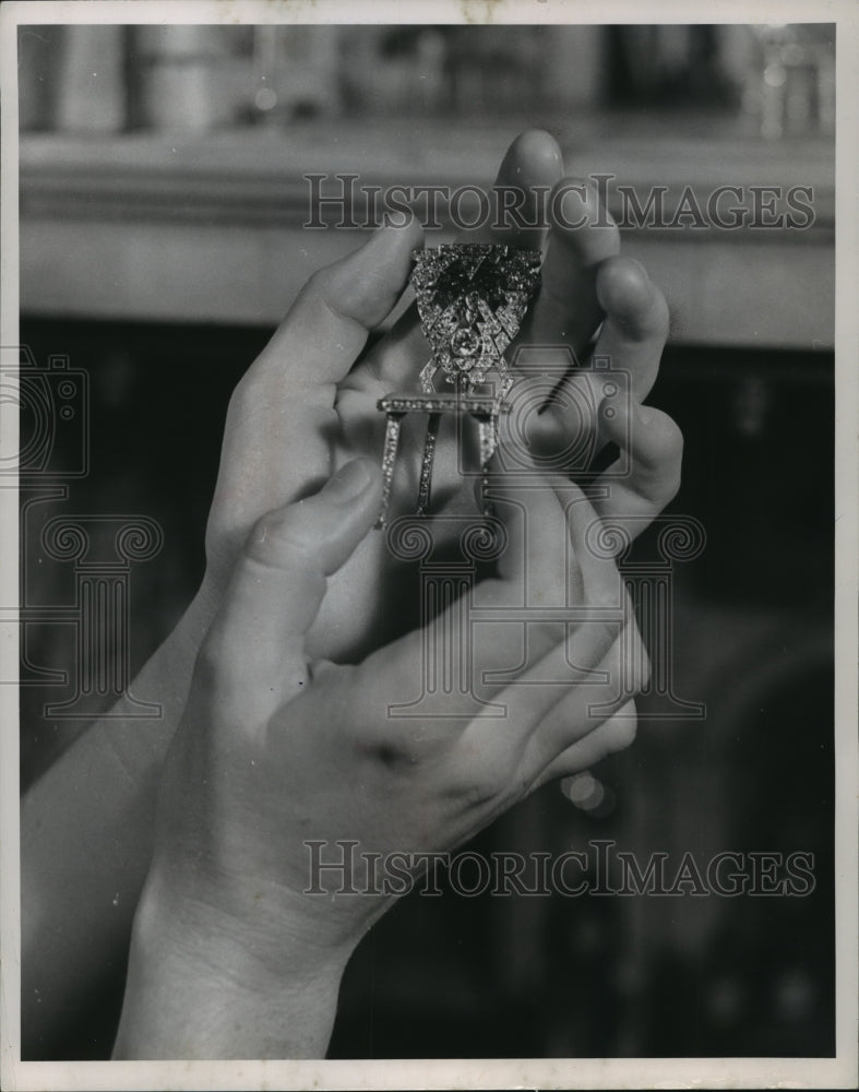 Load image into Gallery viewer, 1954 Press Photo Dollhouse chair at the Chicago Museum of Science and Industry
