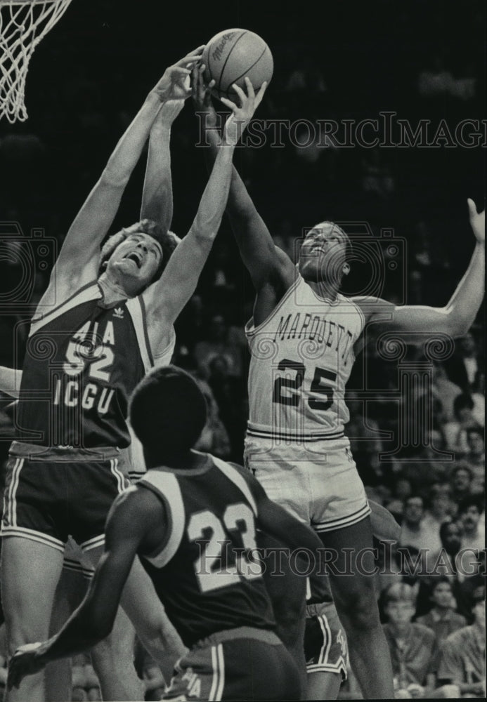 1985 Press Photo Paul Renfro &amp; Marquette University&#39;s David Boone go for rebound- Historic Images