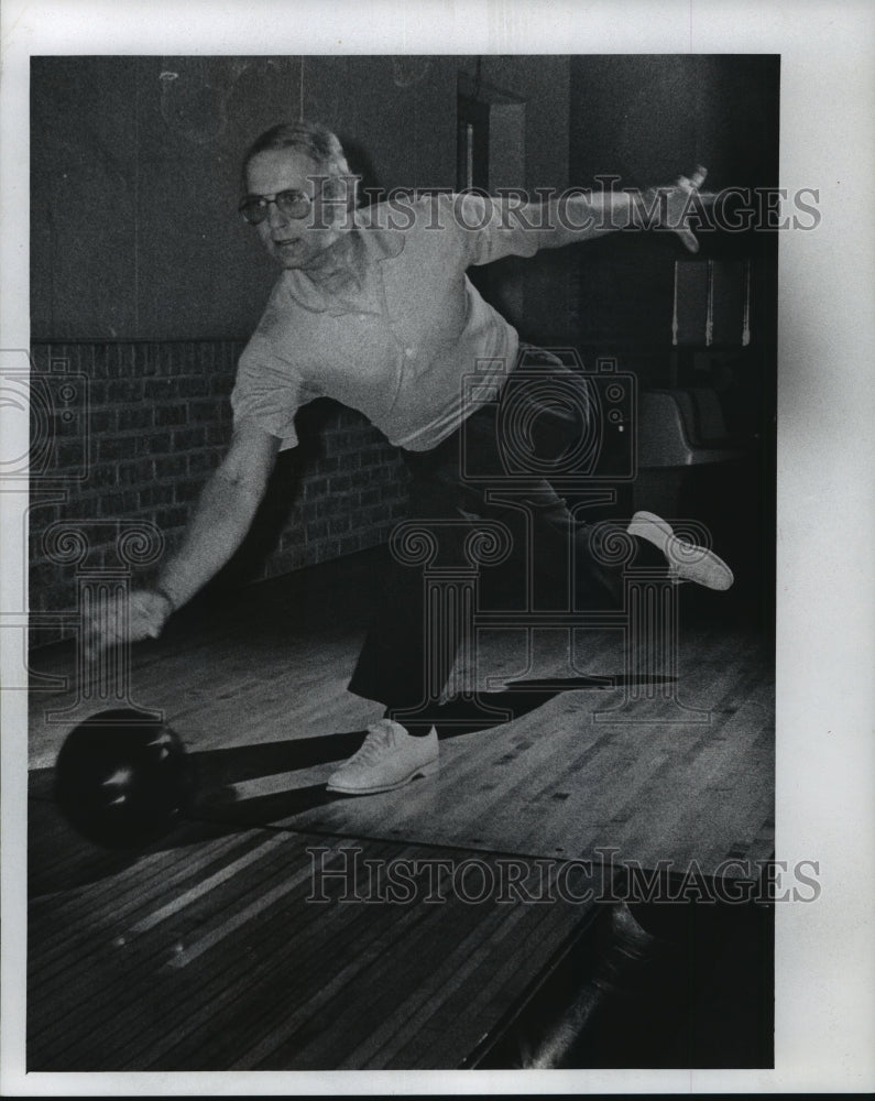 1978 Press Photo Bowler Wayne Zahn tried out the lanes for the Miller Open- Historic Images