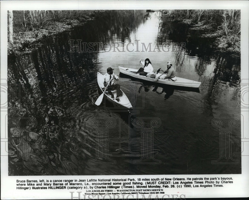 Load image into Gallery viewer, 1990 Press Photo Ranger chats with a couple in Jean Lafitte National Park, La.
