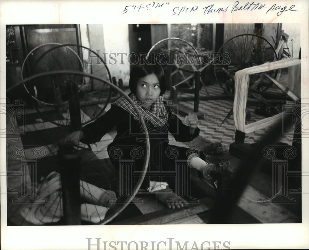 1978 Press Photo A Cambodian girl operates a spinning at a small textile mill
