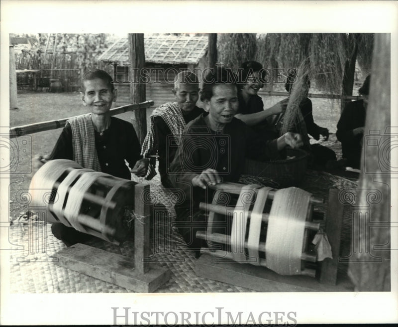 Load image into Gallery viewer, 1978 Press Photo Cambodian women spooled silk thread at Village of Golden Deer
