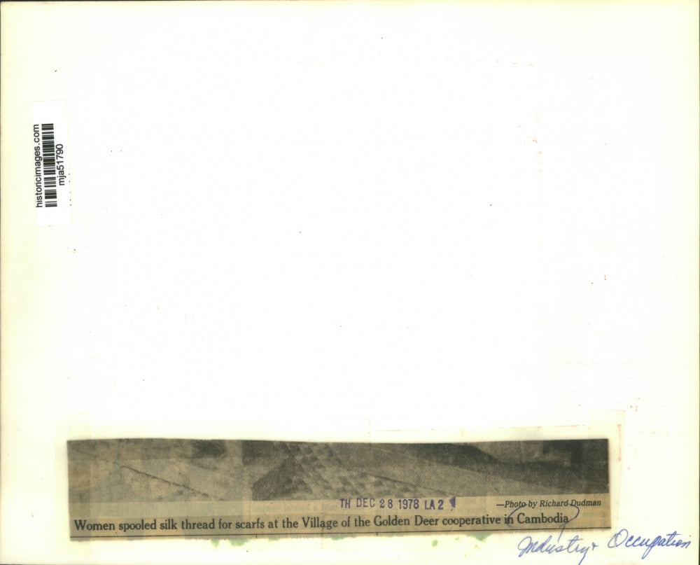 1978 Press Photo Cambodian women spooled silk thread at Village of Golden Deer