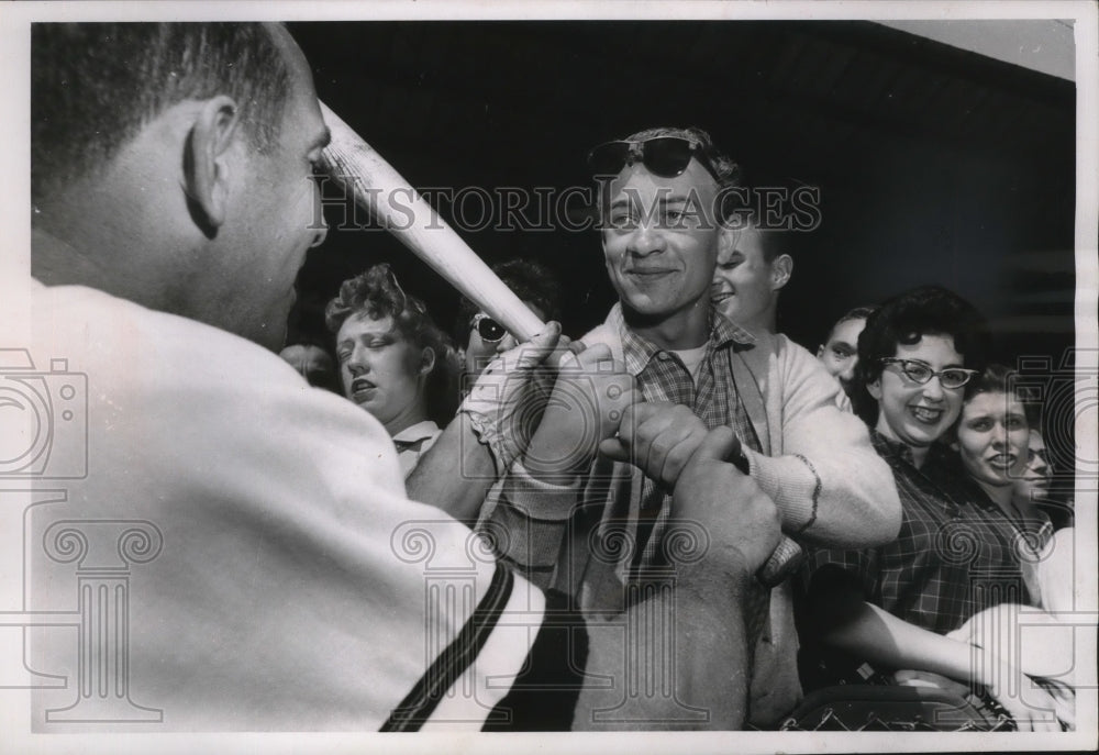 1959 Press Photo Del Rice gave James Peterson some advice on how to hold a bat- Historic Images