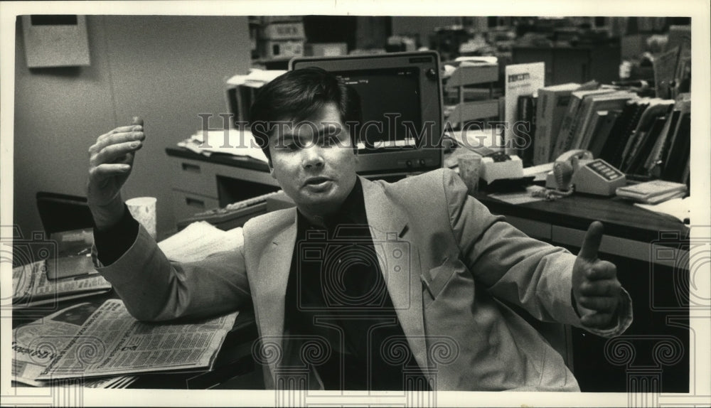 1988 Press Photo Soviet journalist Artyom Borovik on a reporting trip to the U.S- Historic Images