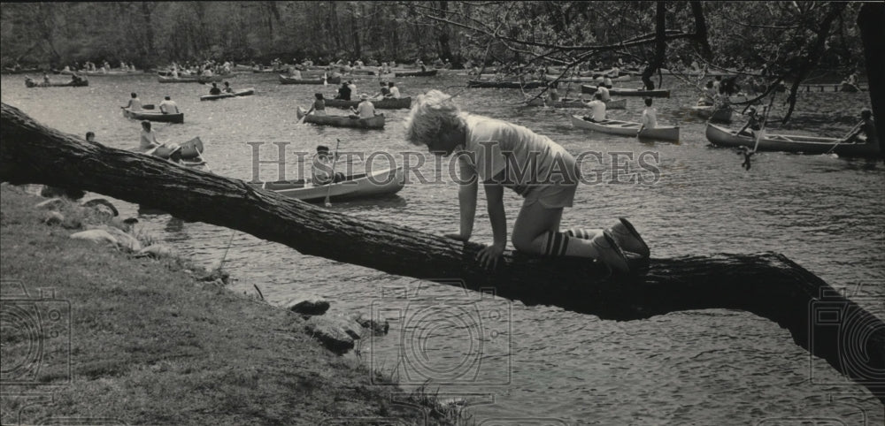 1986 Press Photo Phillip Frank Getting a Good View of Milwaukee River Canoe Race- Historic Images