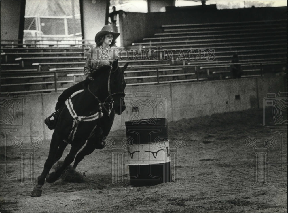 1981 Press Photo Heather Lerke Practicing for the Wonago Rodeo Competition- Historic Images